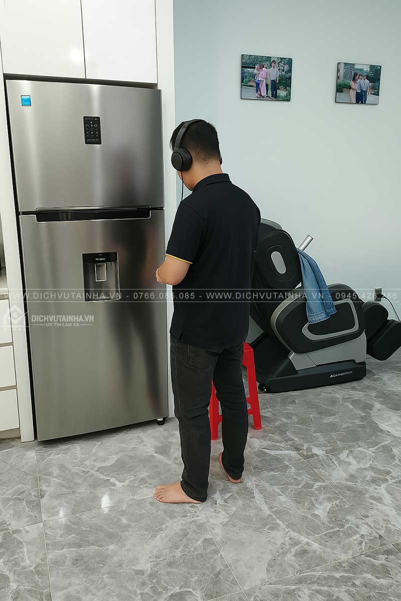 Kỹ thuật viên DICHVUTAINHA.VN xác định vị trí rò rỉ nước dưới sàn nhà bằng thiết bị chuyên dụng.