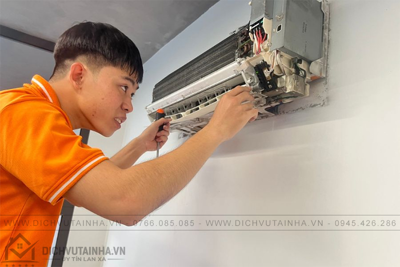 Kỹ thuật viên kiểm tra điều hòa không mát