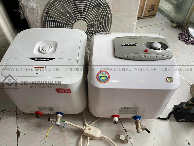 Kỹ thuật viên đang kiểm tra bình nóng lạnh điện tại nhà