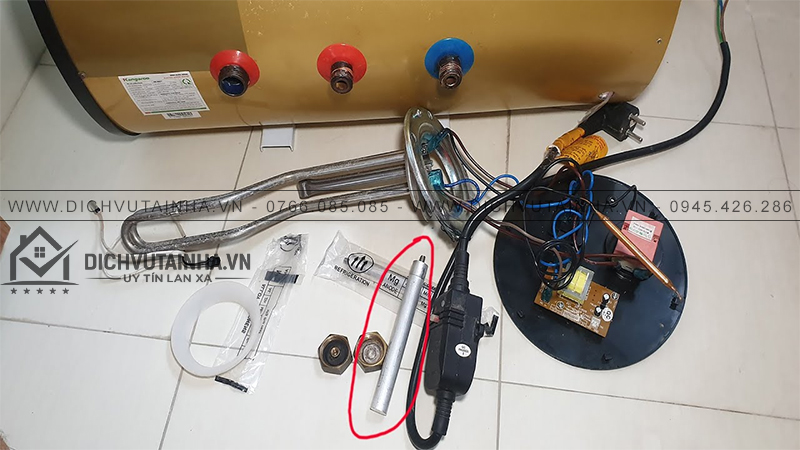 Kỹ thuật viên thay thanh magie bình nóng lạnh tại nhà khách hàng