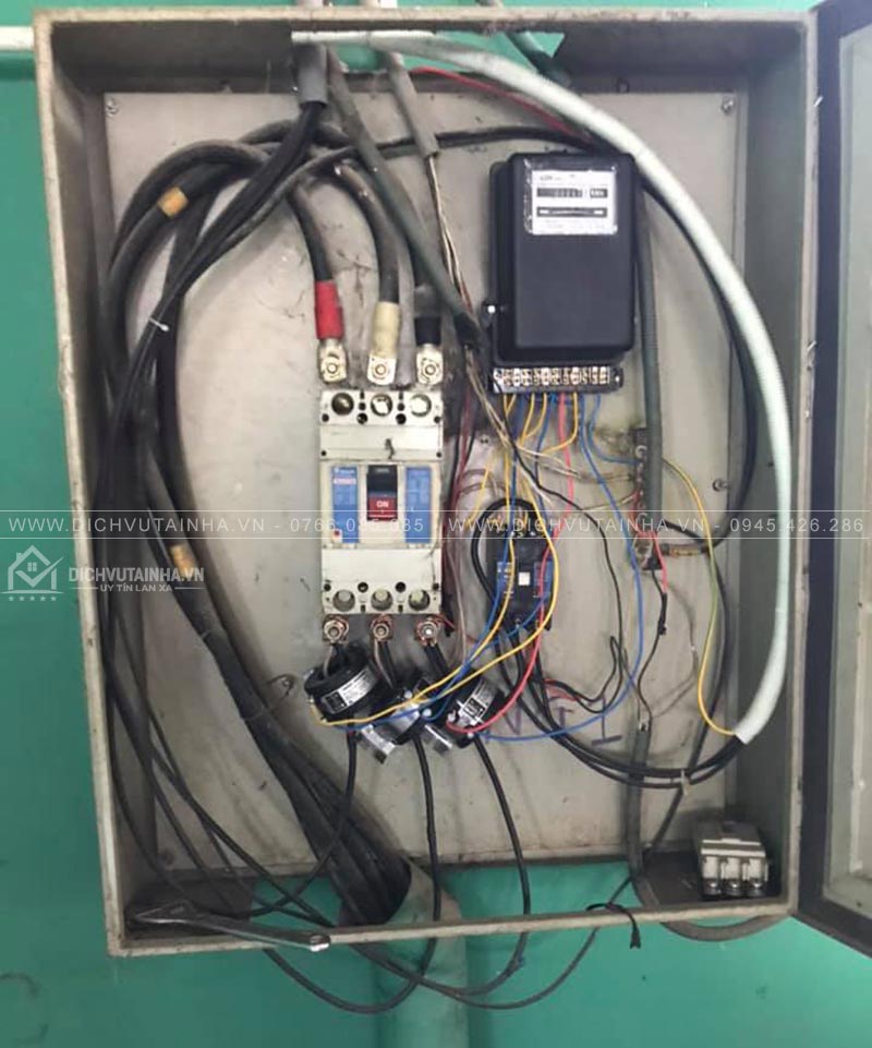 Đồng hồ 3 pha đã được lắp đặt hoàn chỉnh trong tủ điện