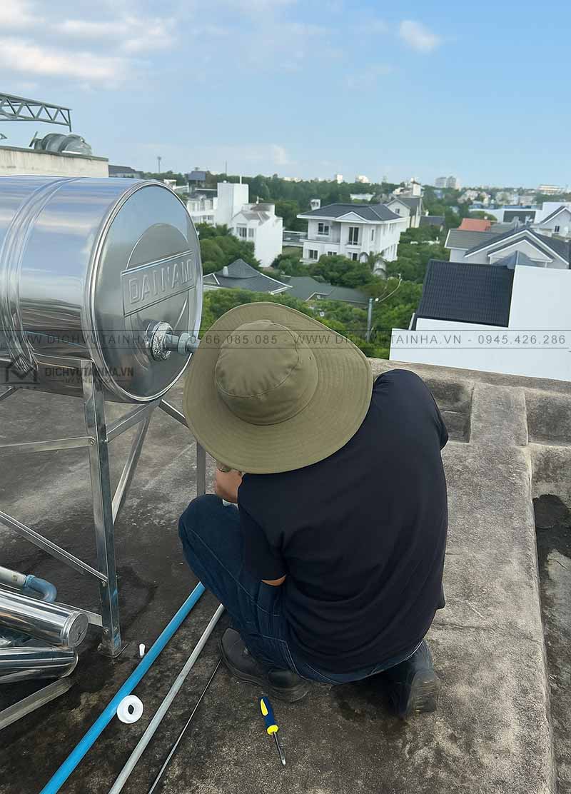 Thay thế đoạn ống nước nóng bị rò rỉ