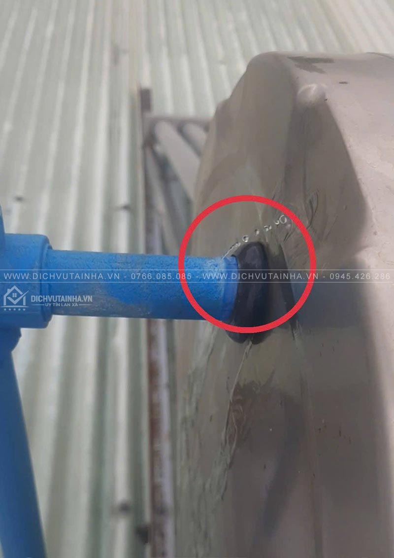 Vị trí đường ống nước bị rò rỉ phun nước ra ngoài