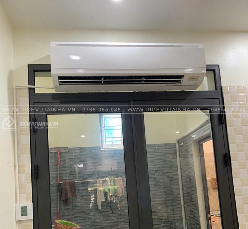 Lắp đặt dàn lạnh điều hòa Daikin 42000 BTU tại phòng khách